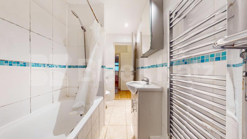 Stylish 3 Bedroom Flat on Quiet Residential Street Rochester Road, Camden